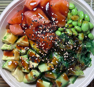 Bowl mit rohem Lachs